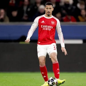 半岛体育APP-萨利巴本场数据：10次丢失球权，6次夺回球权，对抗6胜4