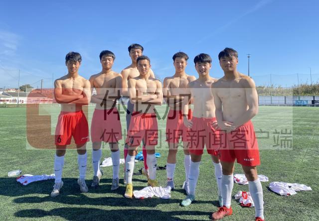 1668704448585001482.jpg 陈康林(右一)和队友一起展现留葡一年锻炼成效_副本.jpg